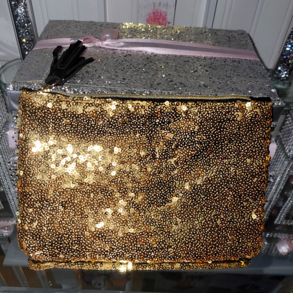 NWOT 🌸 Limited Edition Ipsy cosmetic Bag 🌸